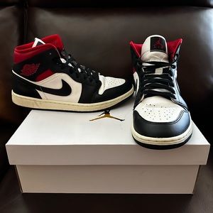 WMNS AIR JORDAN 1 MID! SIZE 11 FOR WOMEN, SIZE 9.5 FOR MEN! READ DESCRIPTION 1ST